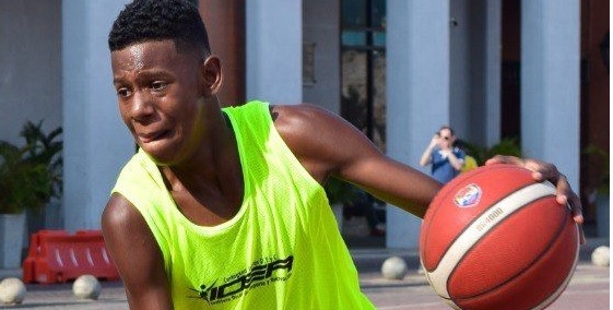 con el balon en la mano ok