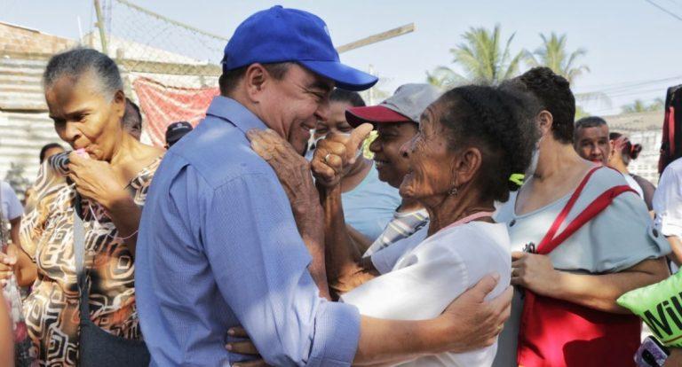 lo abraza la ancianita