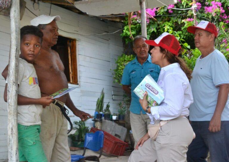 claudia escucha a la gente