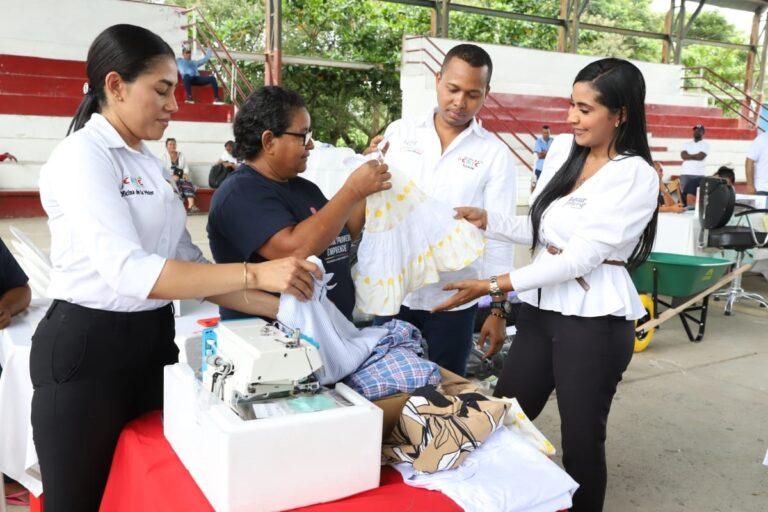 le muestran la ropa