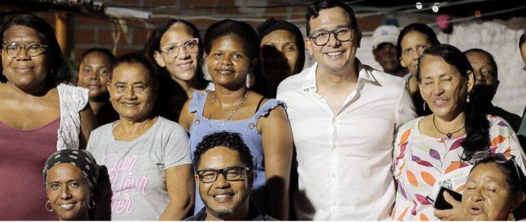 esta es la foto de adechine con la gente
