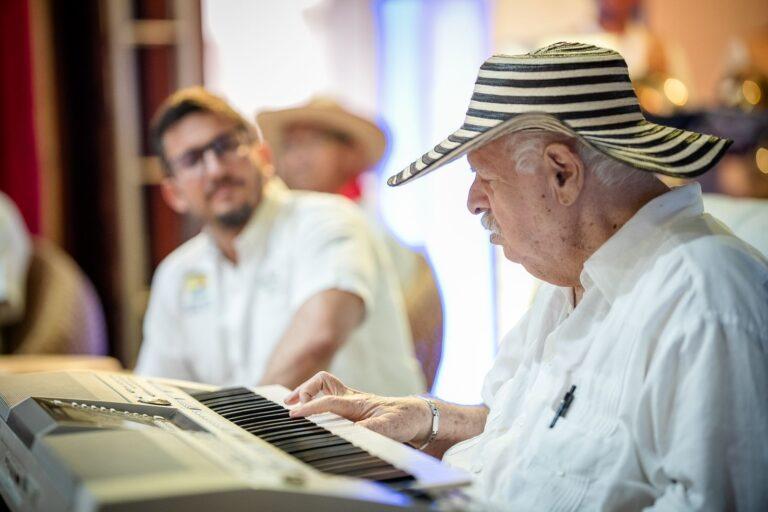 maestro tocando