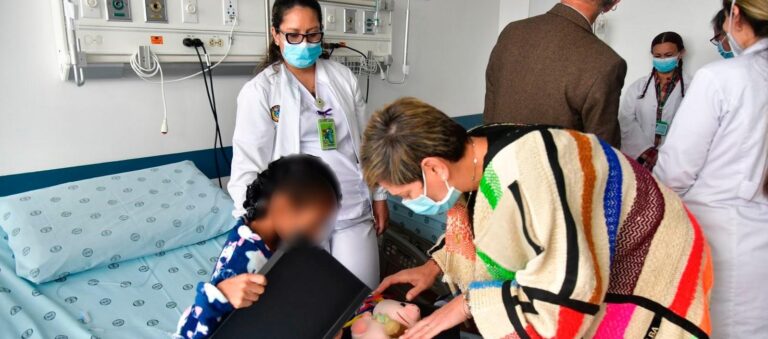 veronica alcocer con los niños