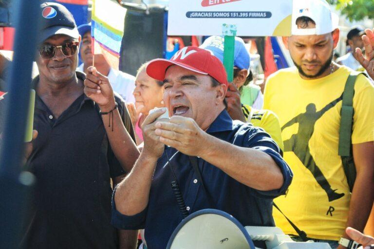 con el megafono en la mano
