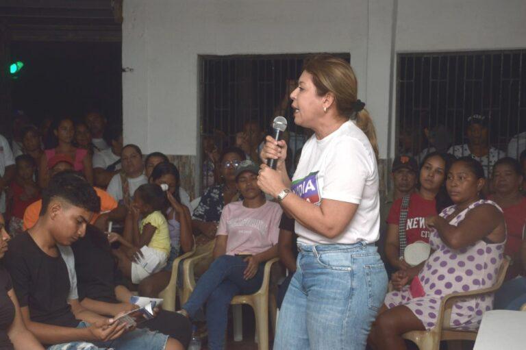 claudia con el microfono