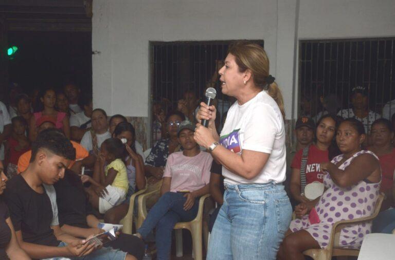 con el microfono en la mano