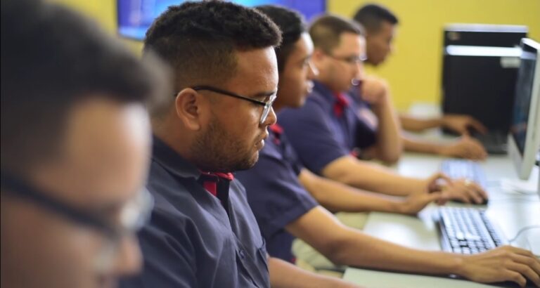 estudiantes viendo el computador