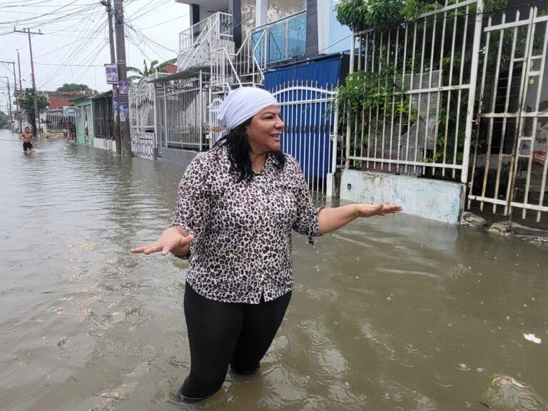 jaqueline en el agua