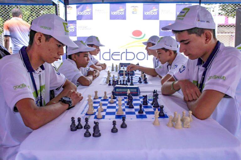 jugando ajedrez