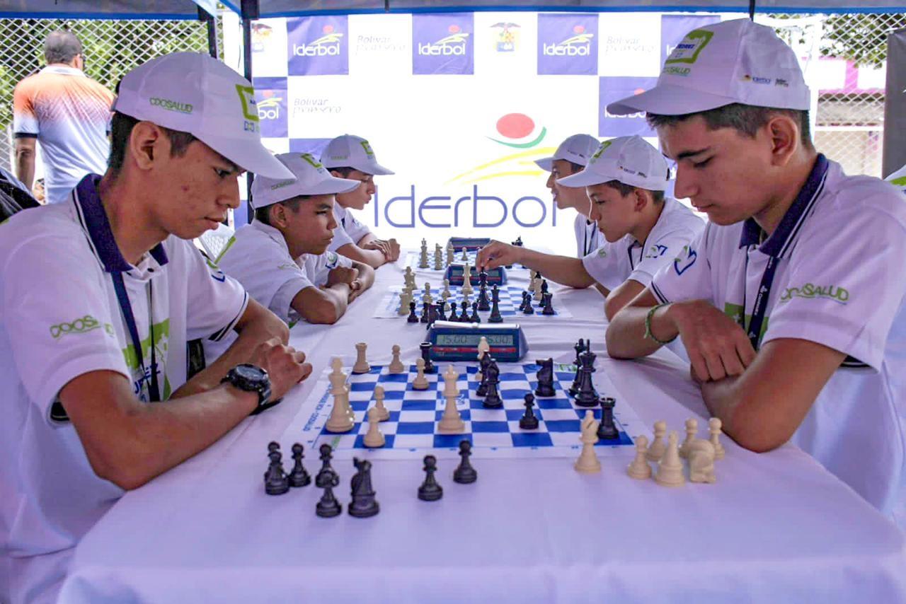 jugando ajedrez