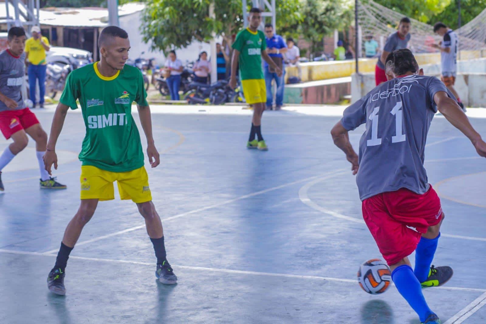 pateando el balón