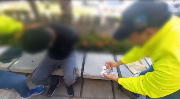 policia con el dinero