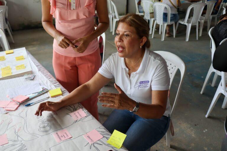 claudia hablando