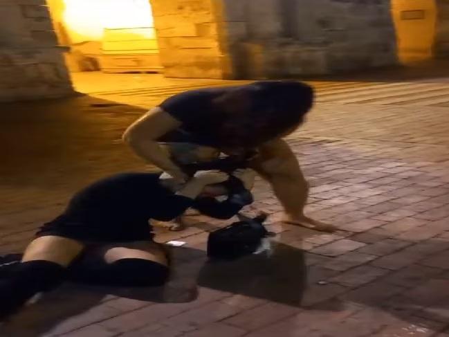 dos mujeres peleando