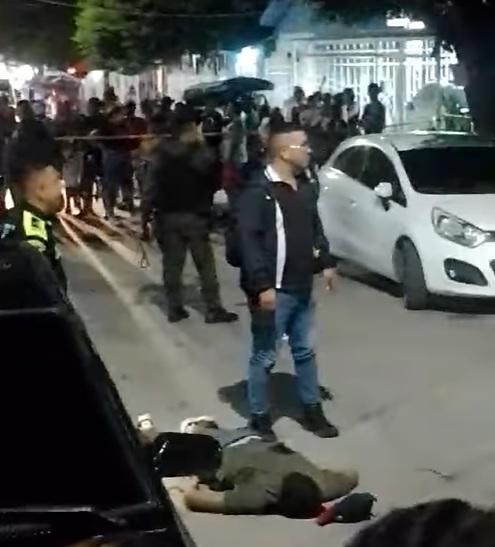 POLICIA TIRADO EN EL PAVIMENTO