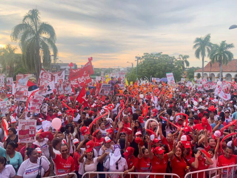 gente en la plaza