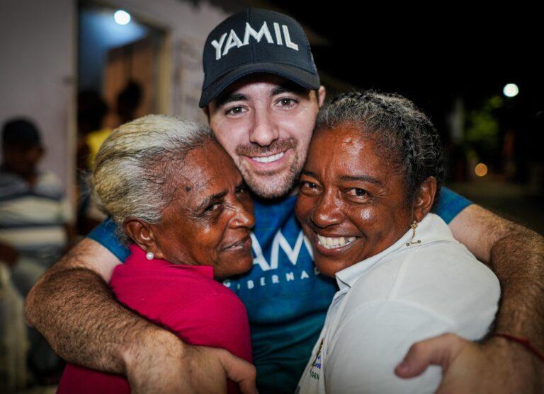 yamil abrazando a las señoras