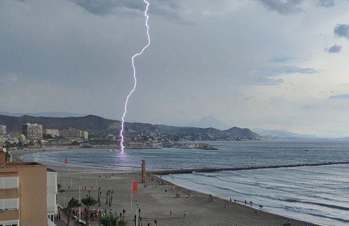 RAYO EN LA PLAYA