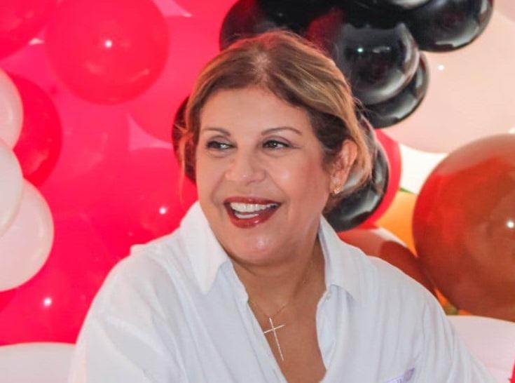 claudia sonriendo