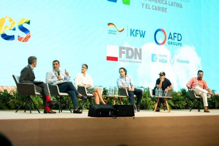 dumek habla en el evento