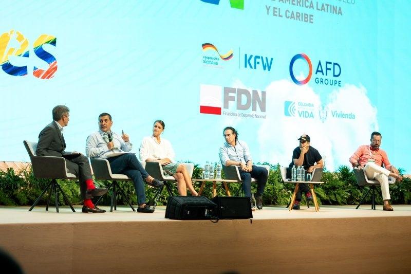 dumek habla en el evento