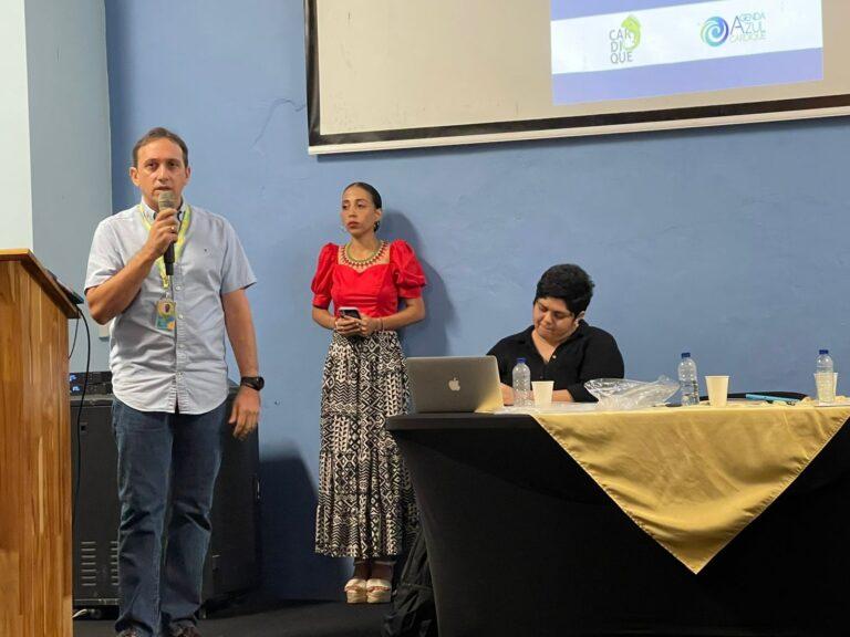 angelo con el microfonp