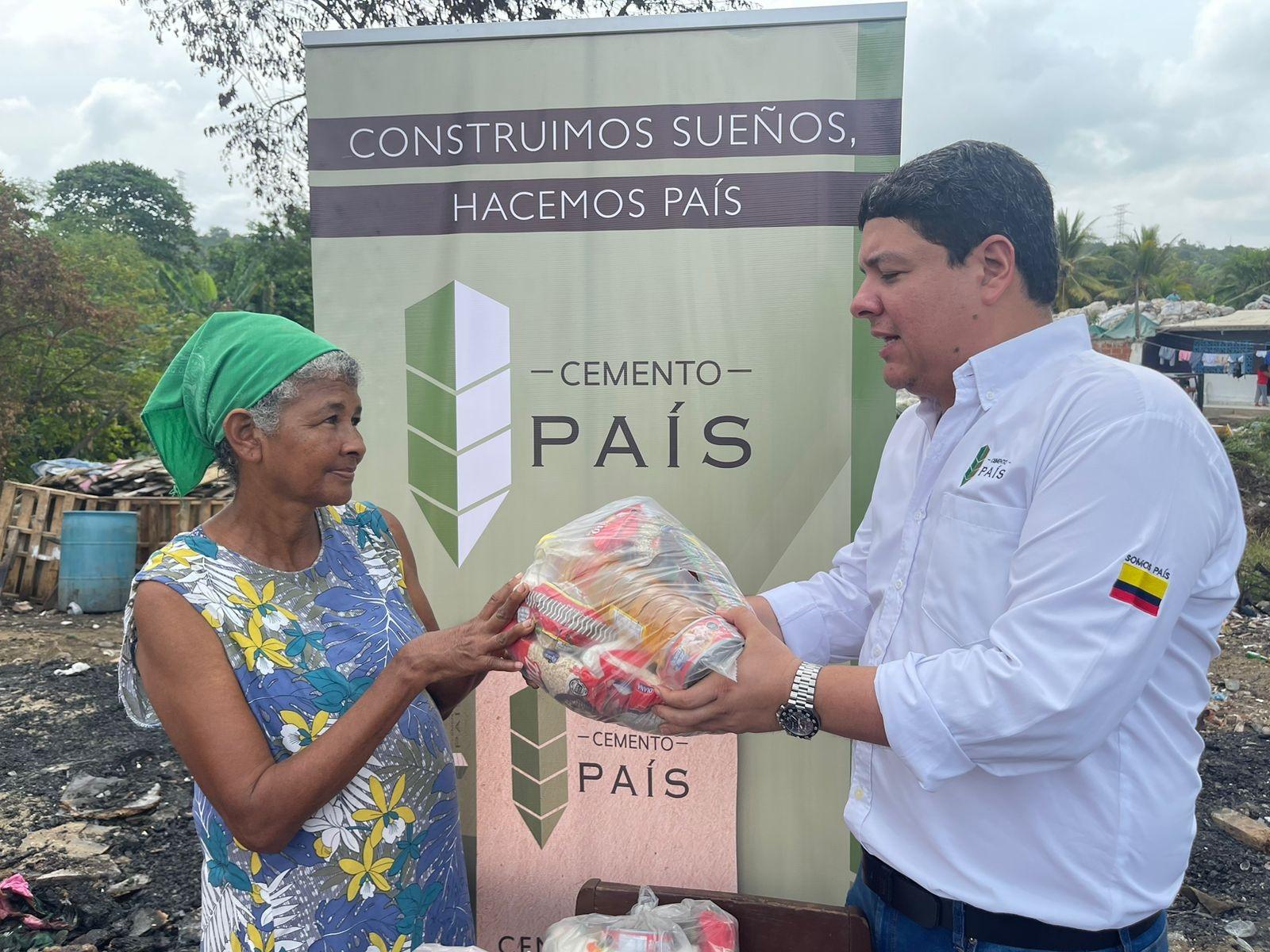 cemento pais entregando regalos