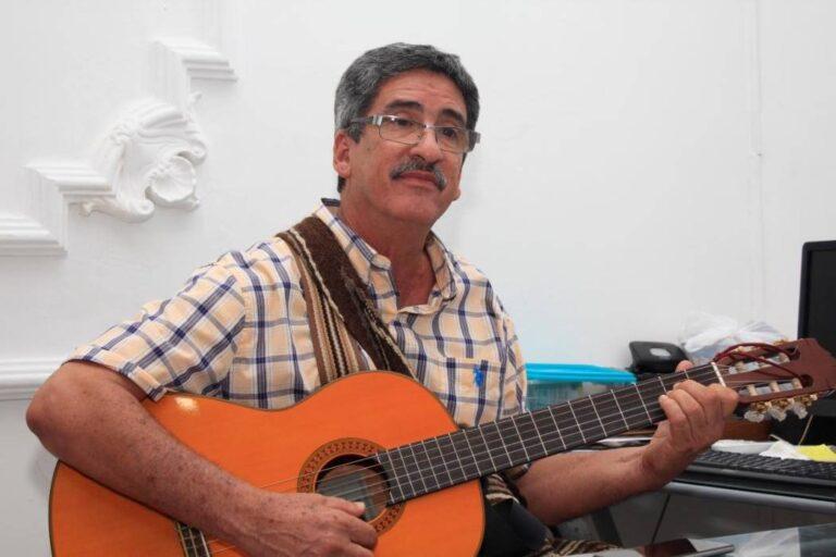 con la guitarra