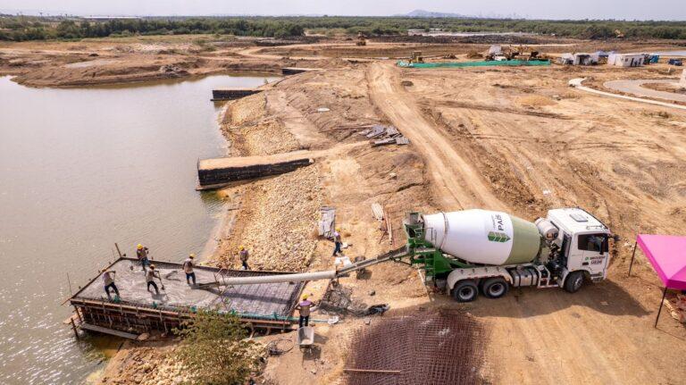 echando cemento en el muele