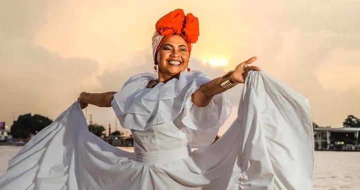 myriam bailando en la muralla