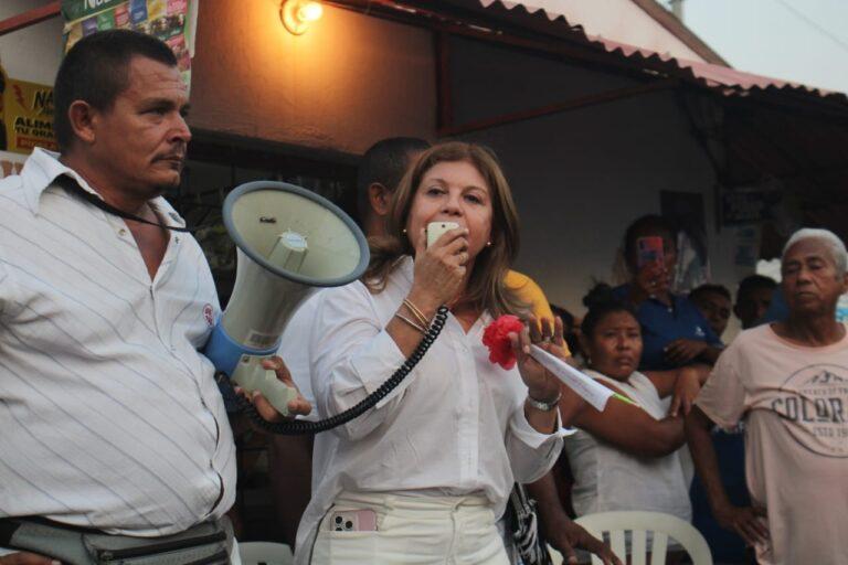 CLAUDIA CON EL MEGAFONO