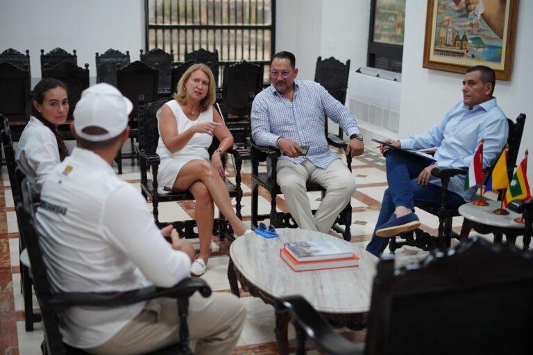 DUMEK CON LA EMBAJADORA