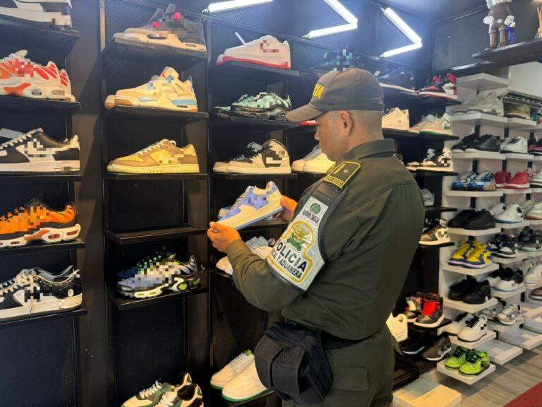 ZAPATOS Y POLICIAS