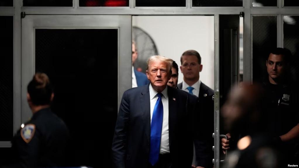 donald trump entrando