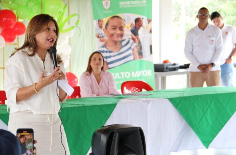 claudia con el microfono