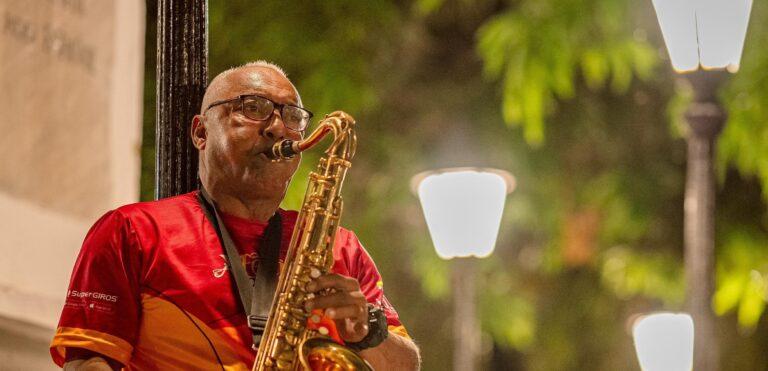 tocando el saxofon ok