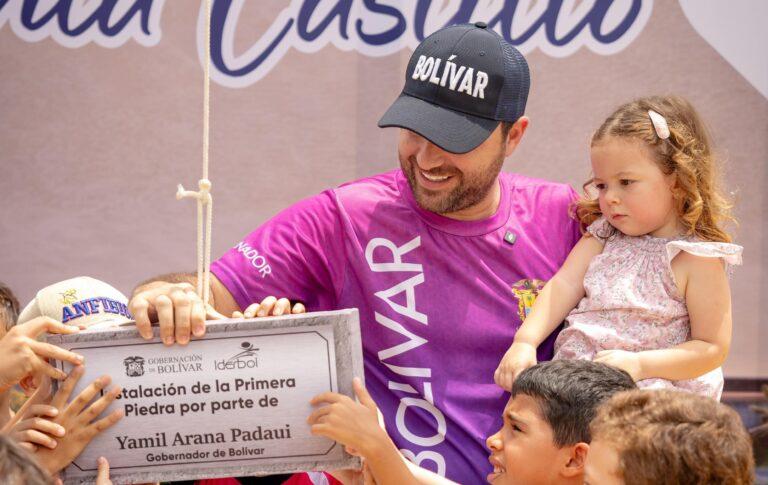 yamil con un cheque