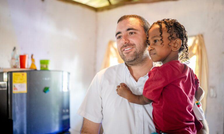 yamilito carga un niño ok