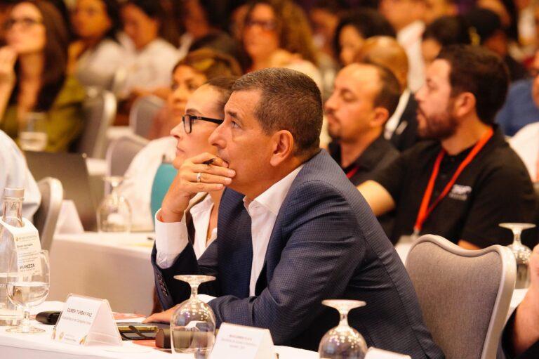 con el lapicero dumek