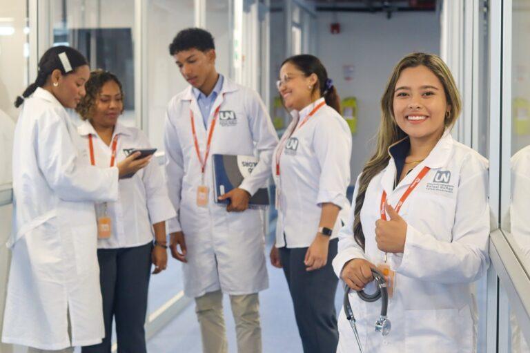 la dra con el dedo arriba