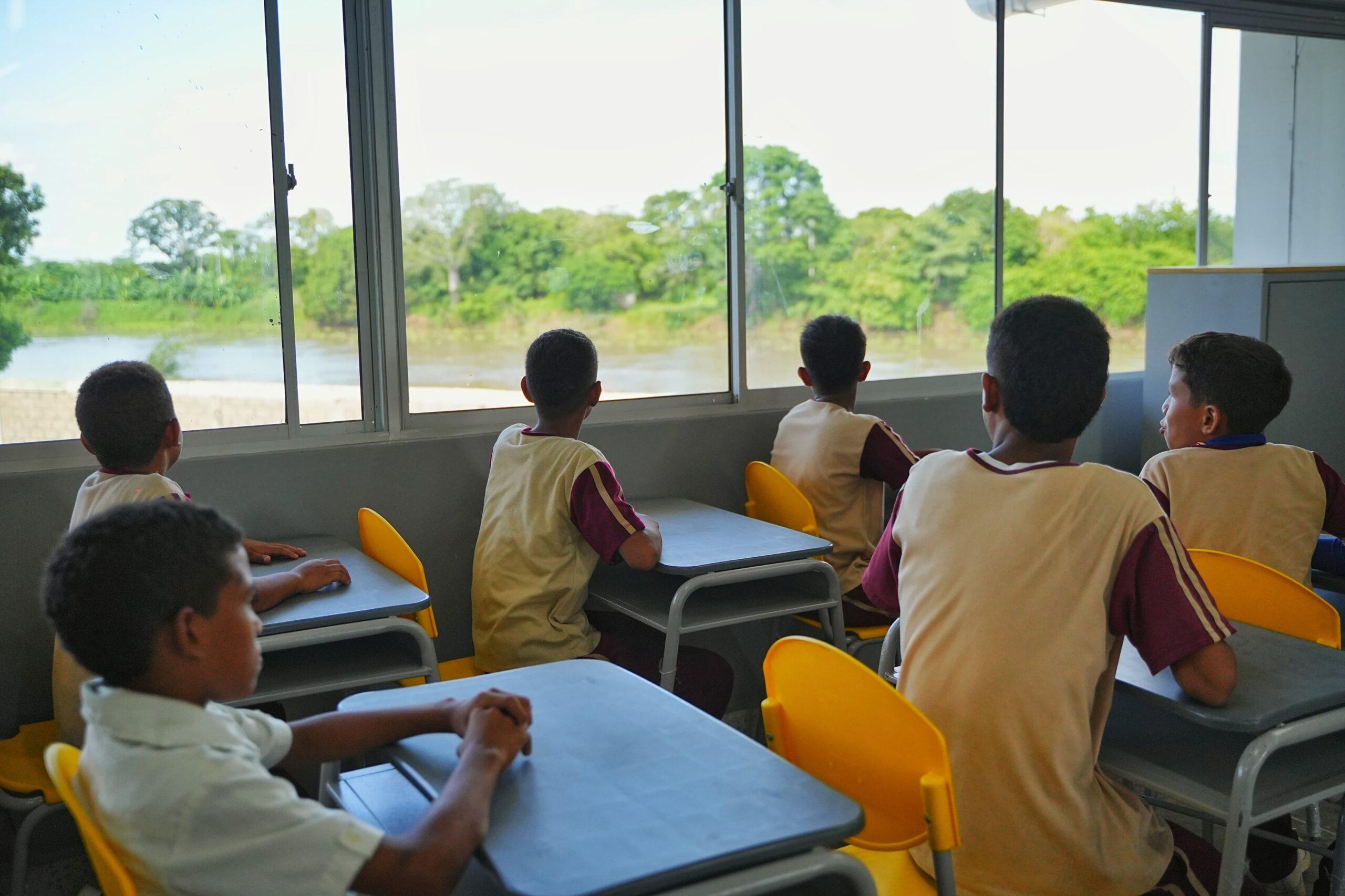 niños mirando