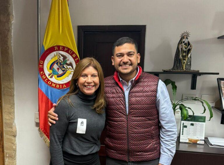 alcaldesa con viceministro