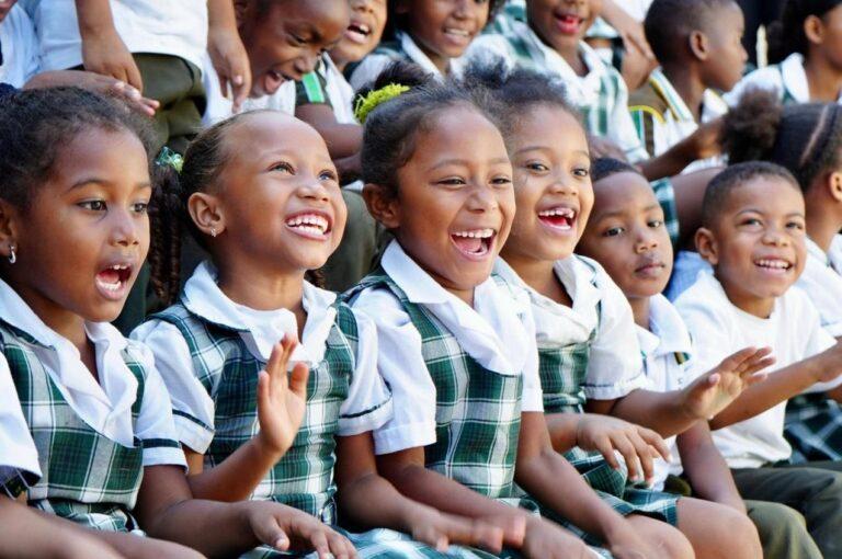 los niños sonriendo