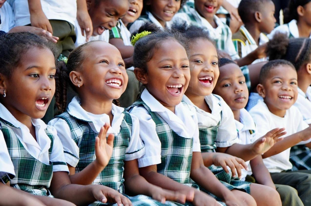 los niños sonriendo