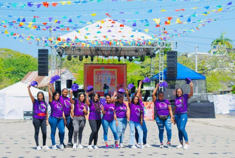 niñas de sueter morado