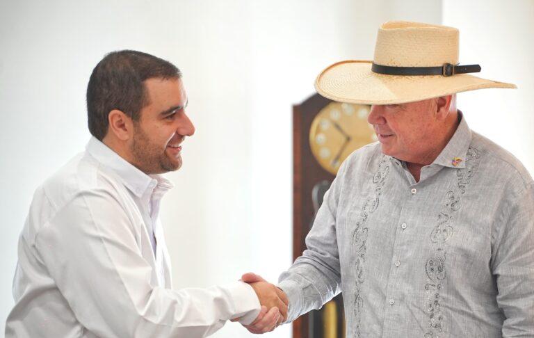 YAMILITO DANDO LA MANO