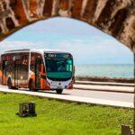 bus de transcaribe con muralla