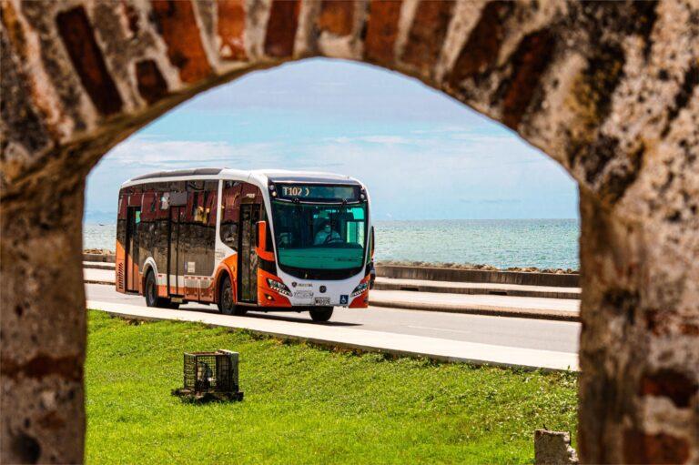 bus de transcaribe con muralla