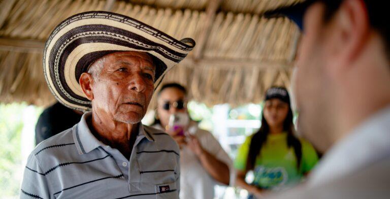 el gobernador escuchando