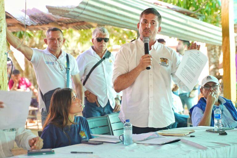ivan sanez con el papel